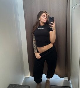 Anna_Six Public Pic 9