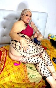 sexyanal69x posing with my cute toy Pic 7