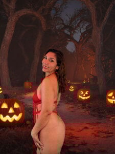 Sweet or naughty? 🥵🎃 de SexyRachel_  3 photos