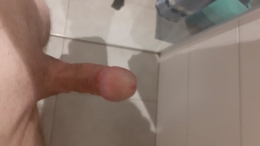 passion4it5のCock in showerの 3枚の写真