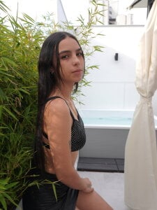 MiaThomson__ Public Pic