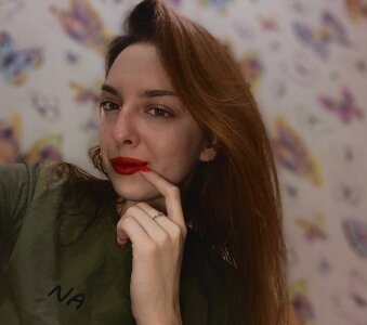 JoslynContrera Between strearms รูป 