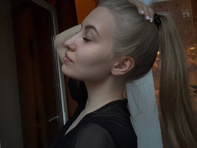 Mia_milleks a hot kiss from Mia Pic 3