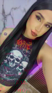 QueenAri_ In black Pic 3