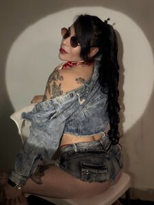 mia_velvet1With my short shorts Bild 9