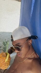 YeremiBrowm Me on the beach Pic 5