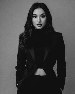 Lana__Kim_ Public Pic 6