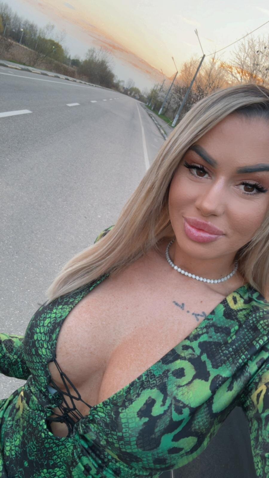 discover-trending-posts-by-top-webcam-models-myav-live