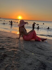 Emmaa_taylorr_: Beach, breeze and sea🌊🏖️🌞 ( 4 фото)