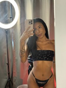 antonela-bellaIn the mirror🖤图片 4