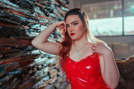 Peachfuzz_ 👩🏻‍🦰The girl in the red Dress 💃🏻 Pic