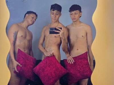 MaelSebasAndRobert1 Threesome 🔥 Pic 2