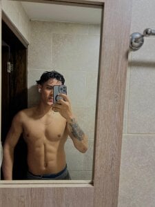 TaylerCross_: Selfies ( 2 фото)