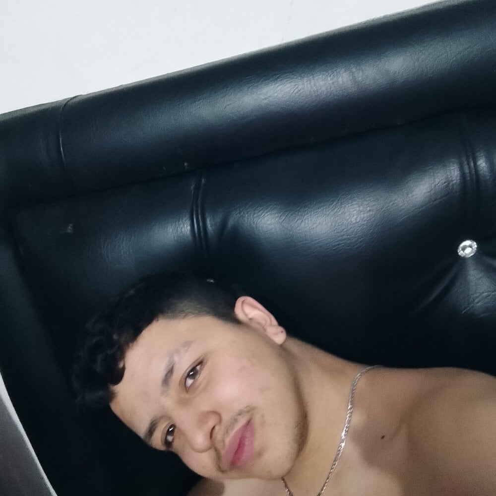 hellohotmen from stripchat