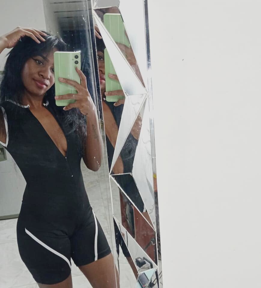 EbonyCoWorker live cam model at StripChat