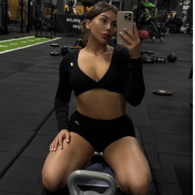 myliveeroticcams.com karinakokhana livesex profile in i-live-in-the-sunflower-field cams