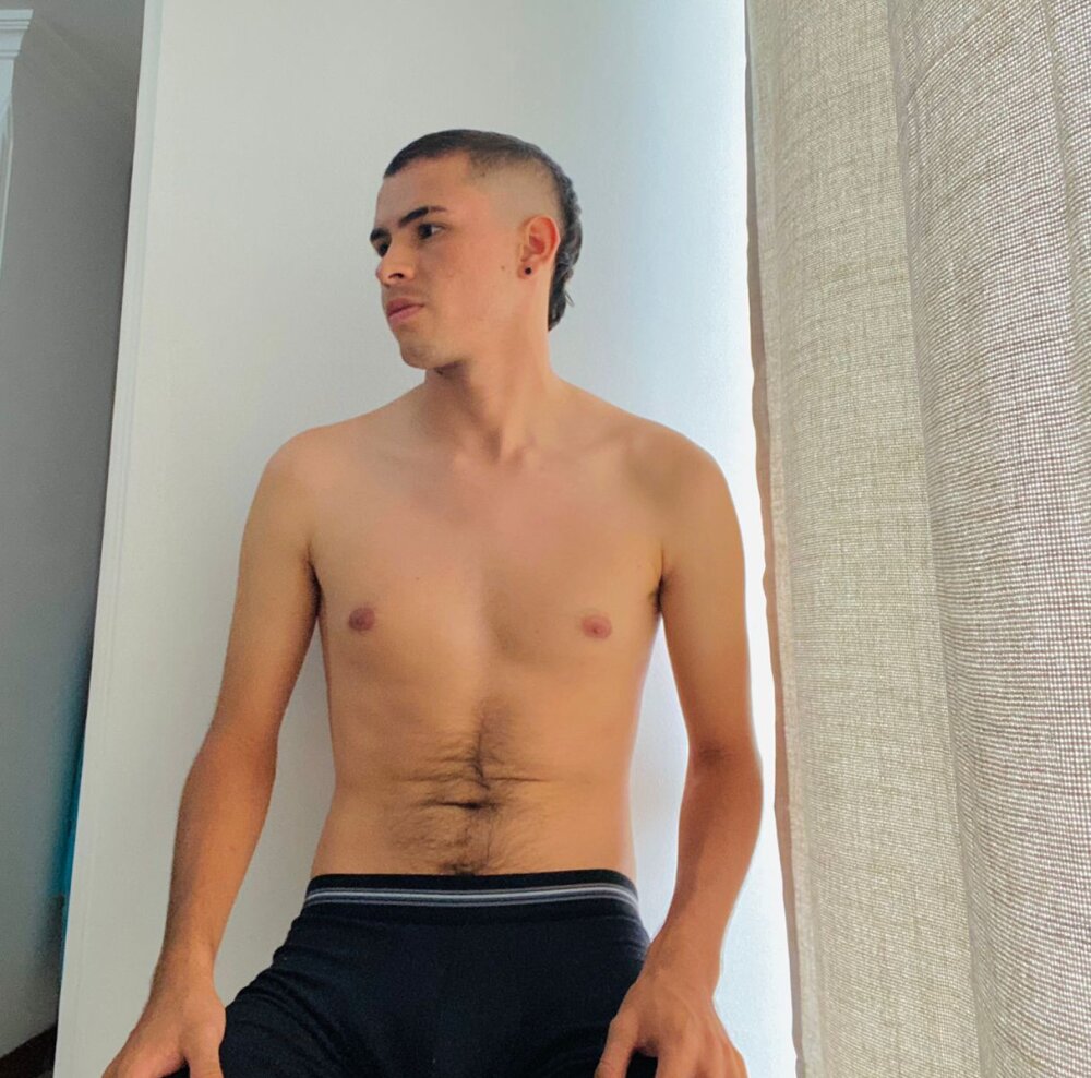 Mason_Pierce live cam model at StripChat