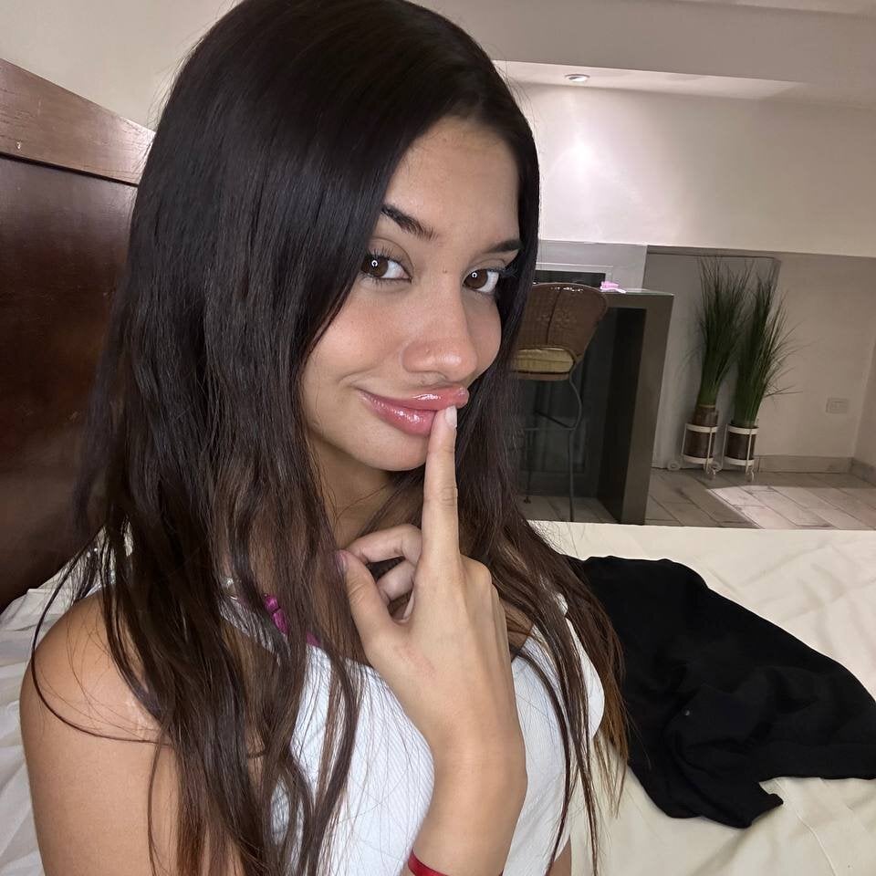 free6cams.com chloecute69 livesex profile in land-of-ooo cams