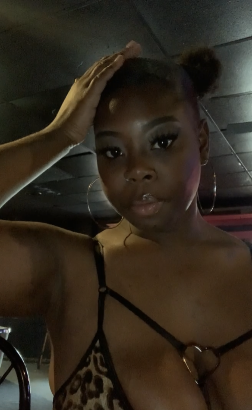 Live sex webcam photo for inluvw_coco #286263672