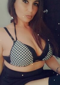 Milf_vianca's Offline Chat Room