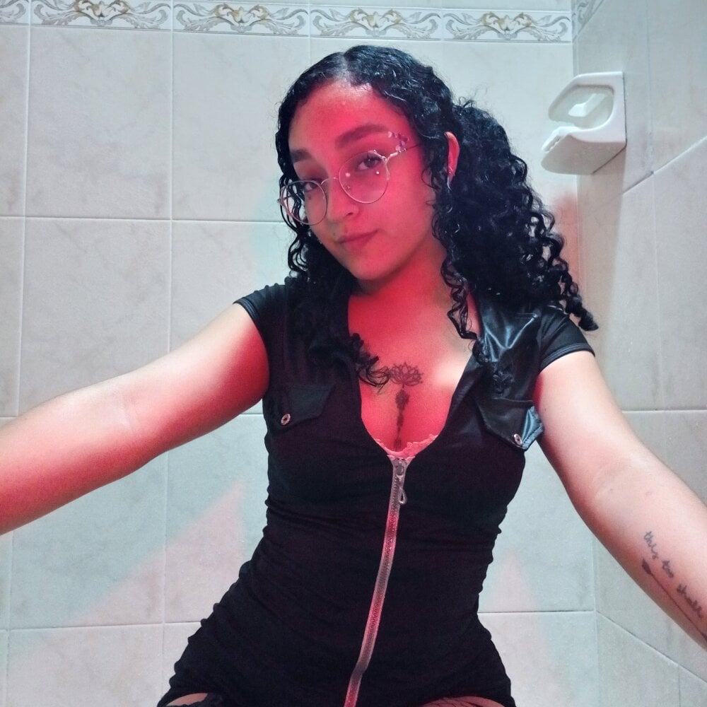 Live sex webcam photo for HarleyRedd #289951713