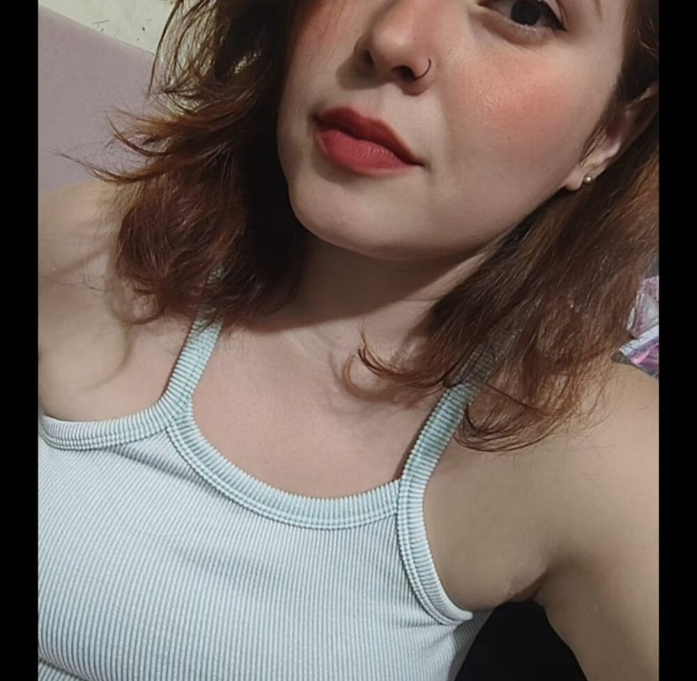 sexlivecamsites.com sarahbaez livesex profile in not-from-here-not-from-there cams