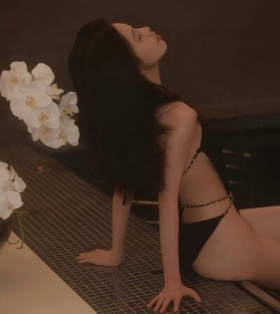 -emma-999 on StripChat