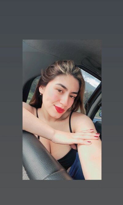 sarahcaceres from stripchat