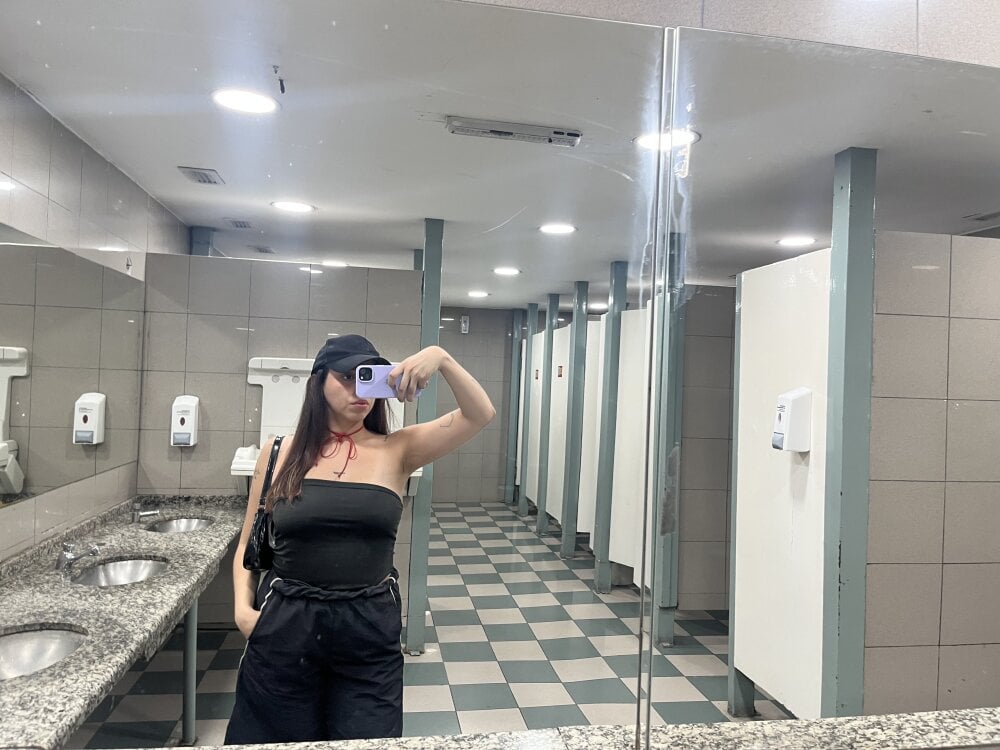 elivecams.com gigi333regi livesex profile in i-live-under-the-same-sky-as-you-on-earth cams