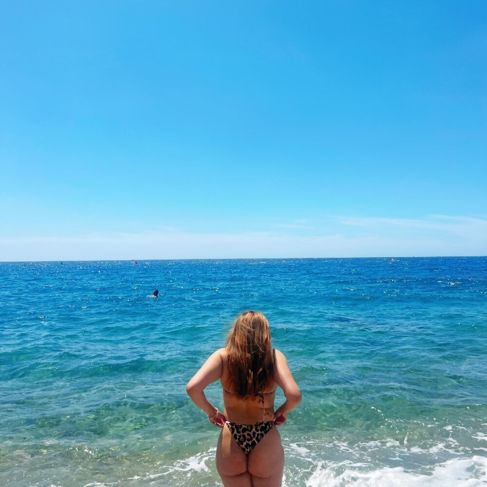 mega-camsex.com jijilelli livesex profile in house-by-the-road cams
