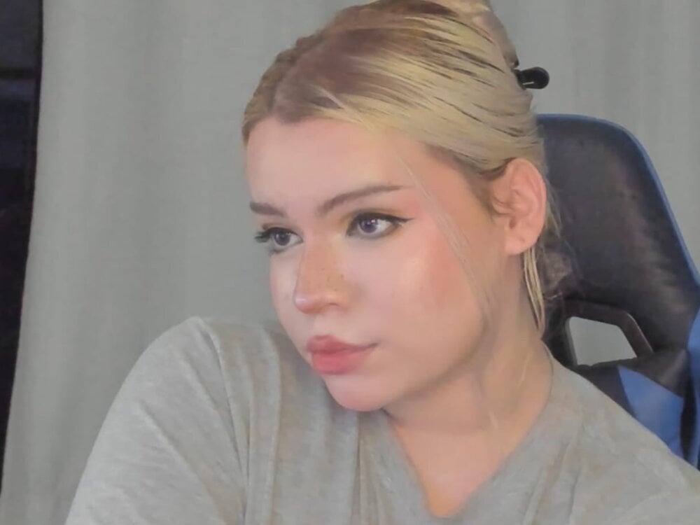 Maxxxine1 profile