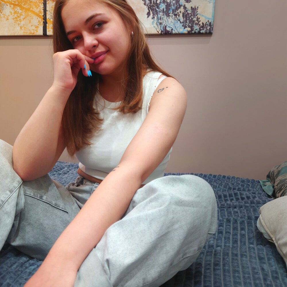 PeggyEsten live cam model at StripChat