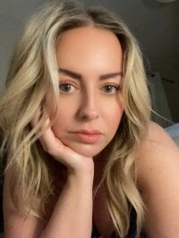 LucyNextDoor_X's Offline Chat Room
