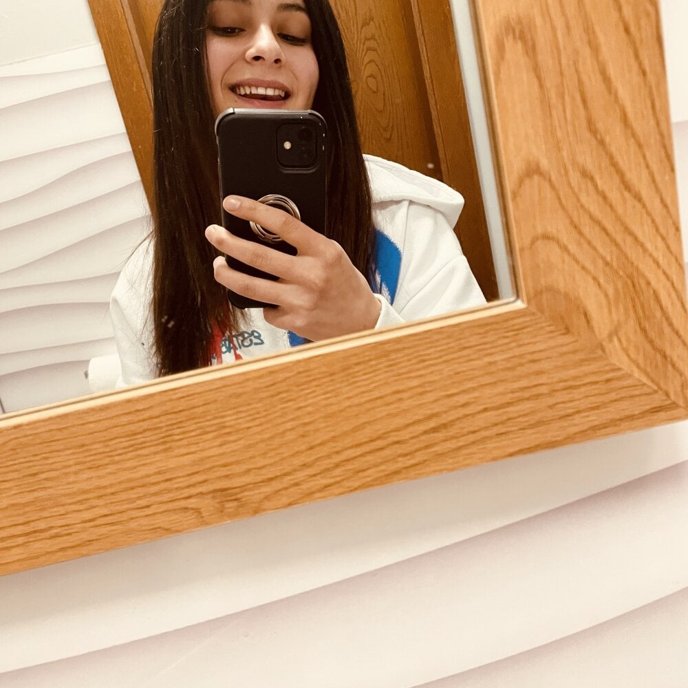 Live sex webcam photo for Yoanna33 #290271063