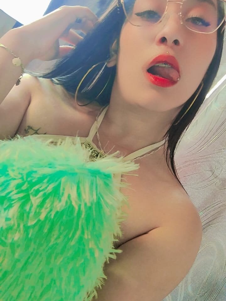 AnieButtocks live cam model at StripChat