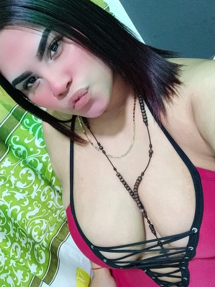 Lachichona2013 live cam model at StripChat