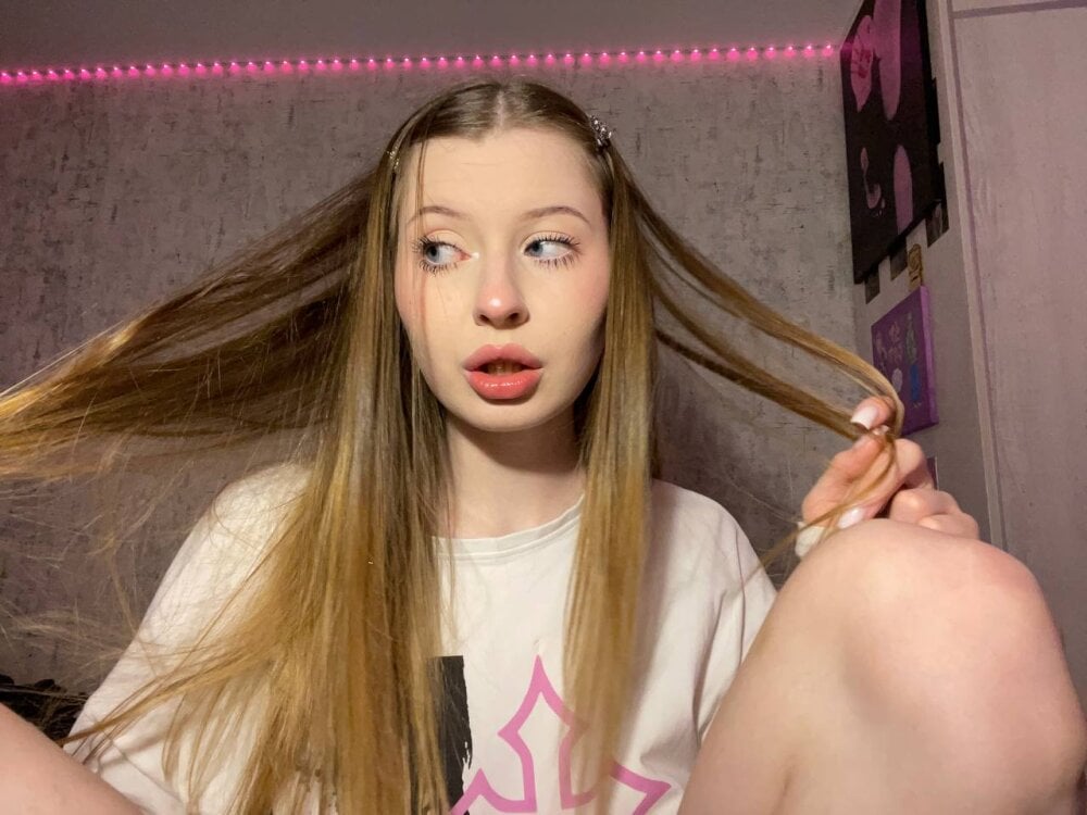 xxx-topcamgirls.com sinvelvet livesex profile in blond-hair cams