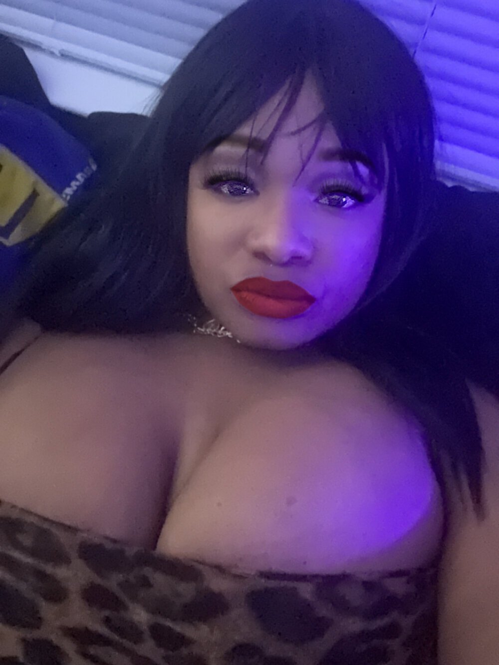 RoyalQueen2u's Offline XXX Chat
