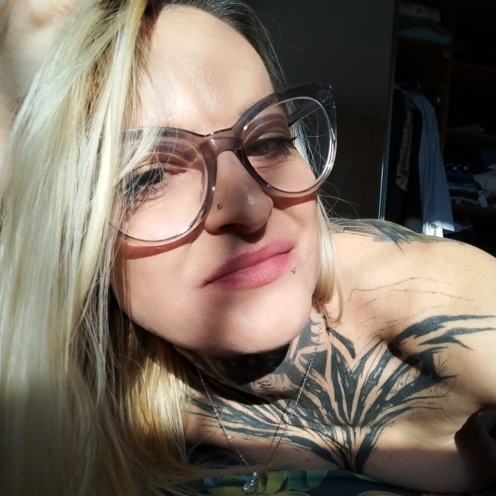 tattootemptress webcam profile - Swiss