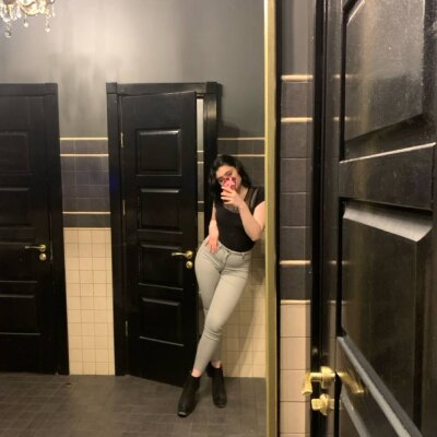 selena_yum from stripchat