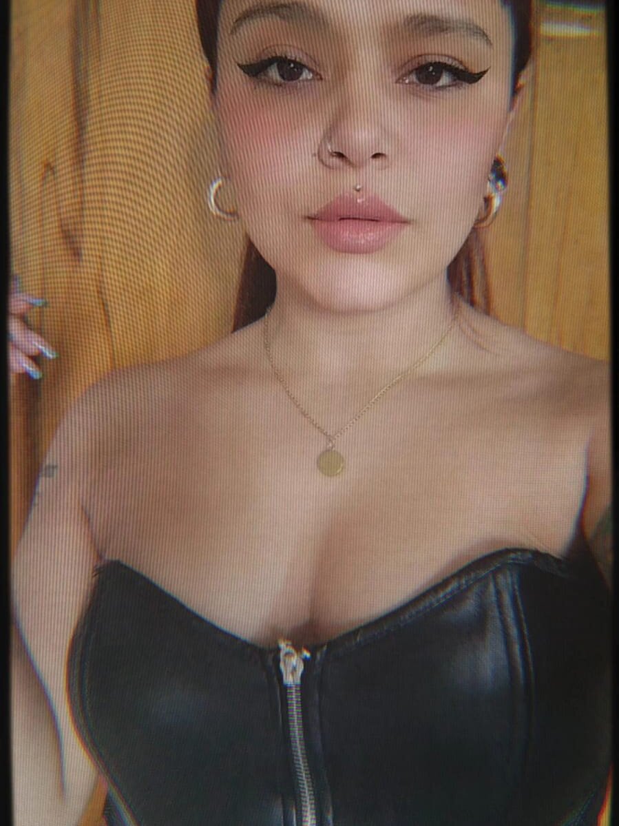 livesex.fan flame_violeta livesex profile in on-your-monitor cams