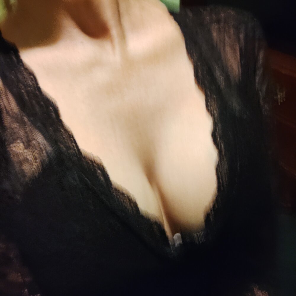 Lellee_43's Offline XXX Chat