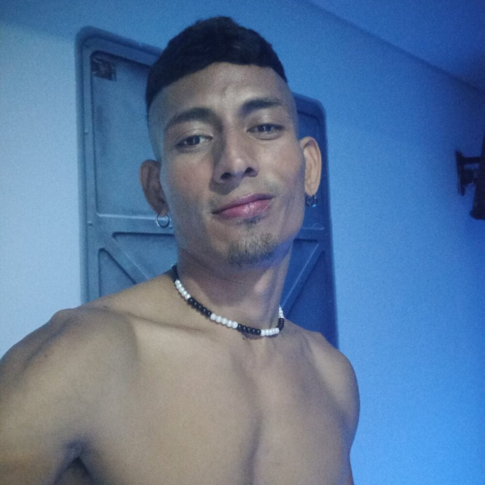 Live sex webcam photo for erotic_city_boy #280279227