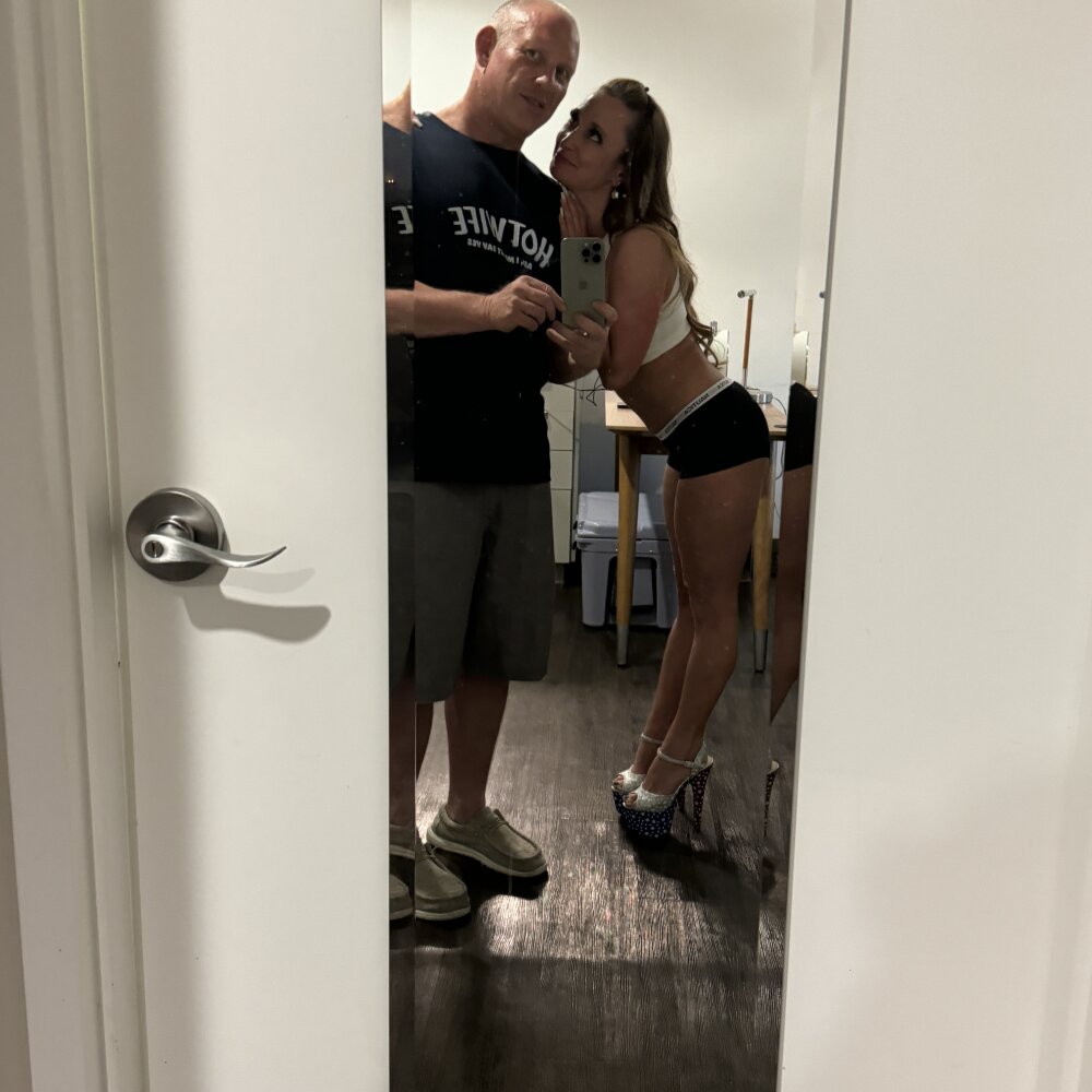 My_HotwifeNikki23's most recent online preview