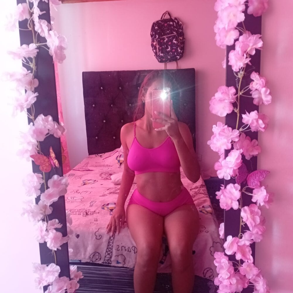 stripchat florstone Live Webcam Featured On amateursex-livecam.com