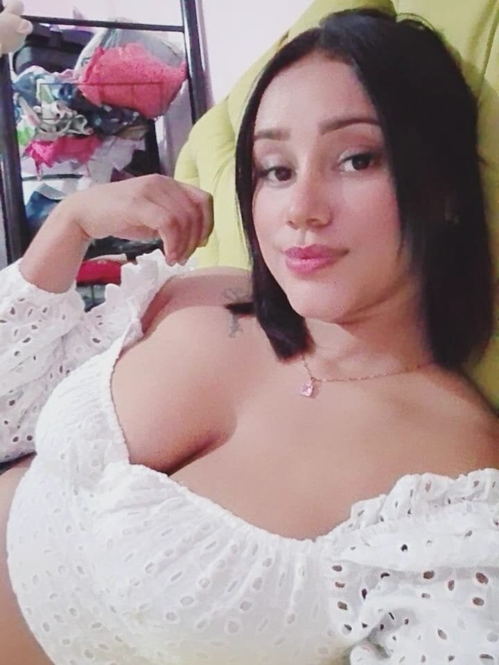 latinabueno25's Offline Chat Room