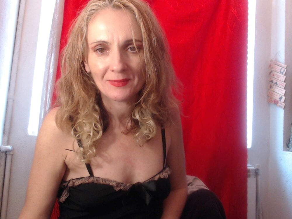 Watch  judyblondy live on cam at StripChat