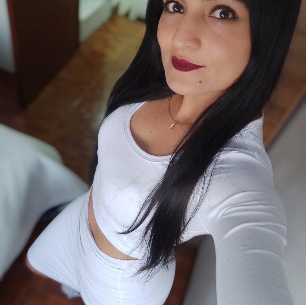 Live sex webcam photo for Pocajontas07 #290106690