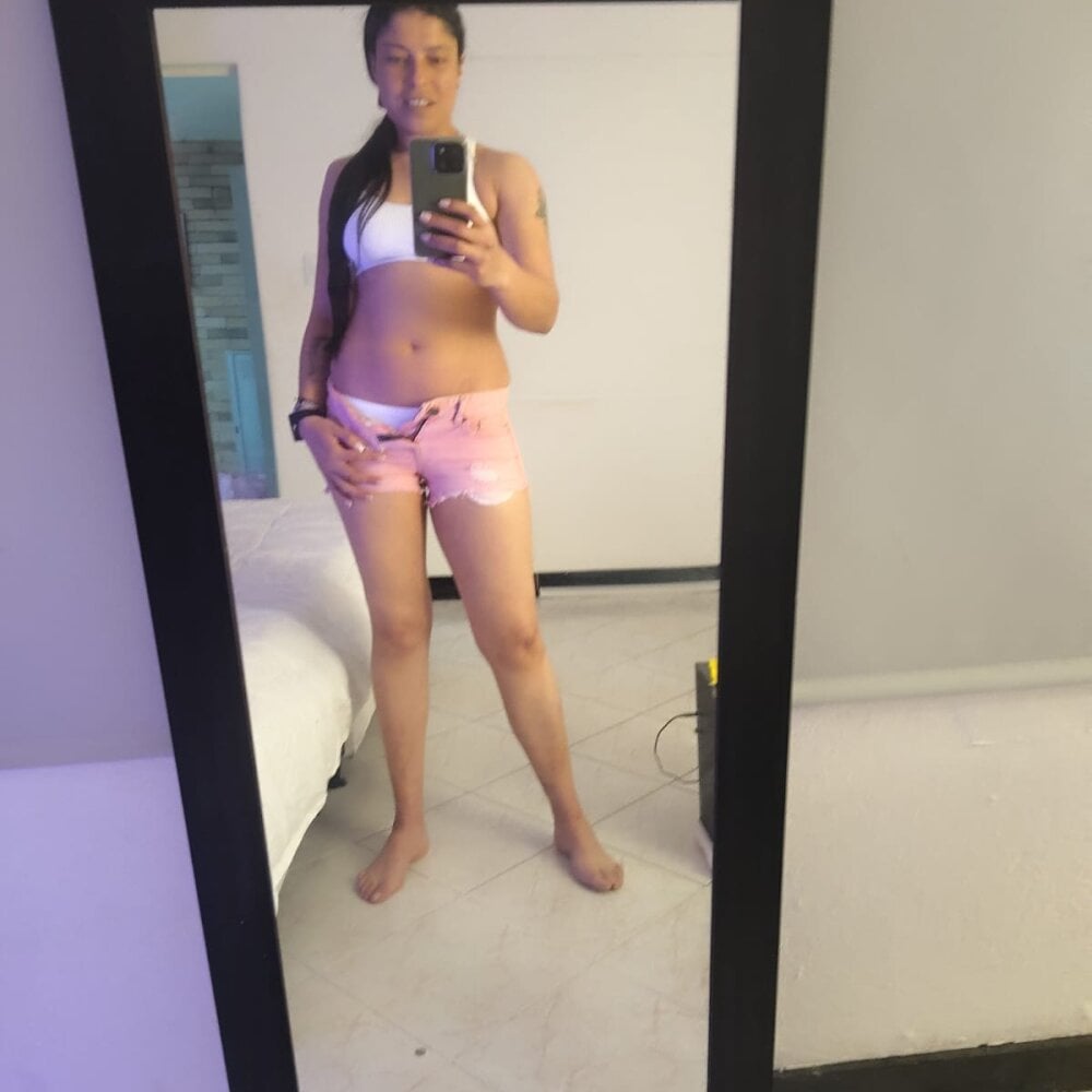 sexcityguide.com roxanemilf livesex profile in at-honex cams