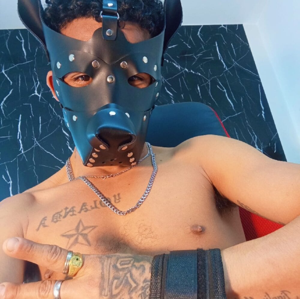 carlos_alber12 from stripchat